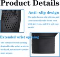 Close-up van een zwarte handschoen met anti-slip siliconen op de palm en verlengde polssluiting.