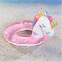 Roze glitter zwemband in eenhoornvorm op het strand.