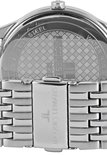 Close-up van de achterkant van een zilverkleurig Jacques Lemans horloge met tekst.