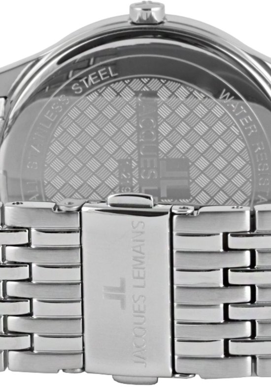 Close-up van de achterkant van een zilverkleurig Jacques Lemans horloge met tekst.