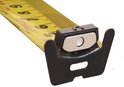 Close-up van het uiteinde van een Stanley meetlint met magnetische clip.