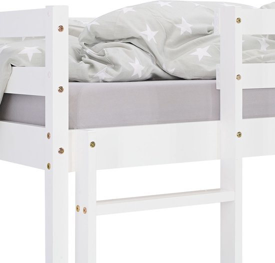 Detail van het witte stapelbed met de bovenste latten en spijlen