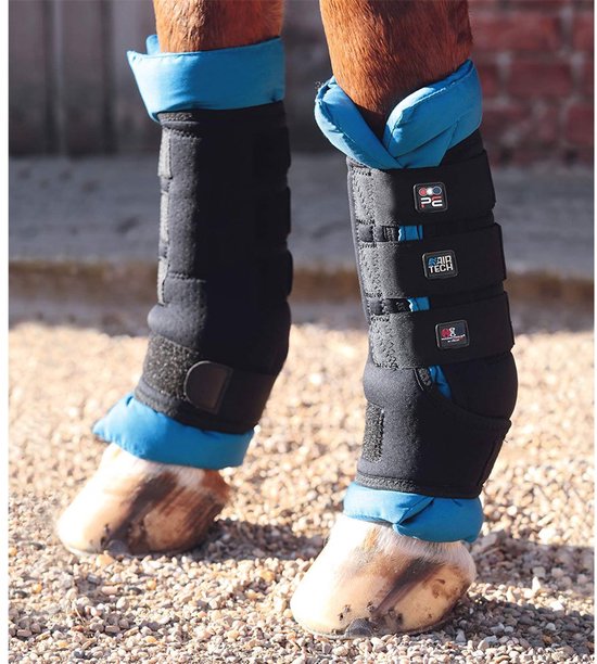 Zwarte paardenbenenbeschermers met blauwe voering en klittenbandsluitingen. Logo's: PE, AIR TECH, RX.