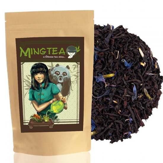 Emballage Mingtea avec illustration d'une fille et d'un panda, à côté d'une pile de thé noir avec des bleuets.