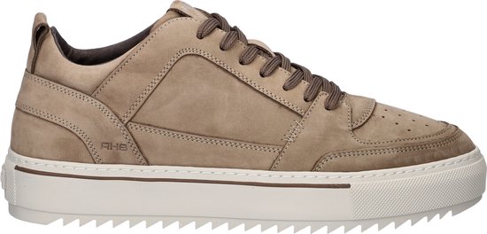 Zijzicht van taupe suède sneakers met vetersluiting, het 'RHB' logo op de zijkant en dikke witte zool.