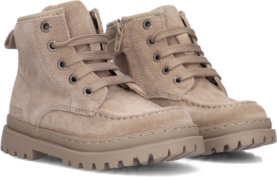 Paar beige suède veterlaarsjes met rits aan de zijkant en grove zolen.