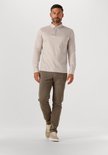 Man draagt beige longsleeve poloshirt en broek, loopt naar de camera.