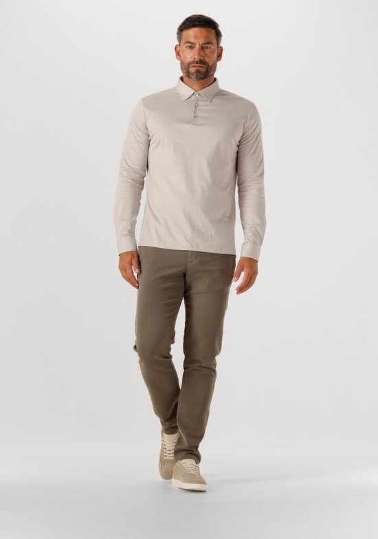 Man draagt beige longsleeve poloshirt en broek, loopt naar de camera.