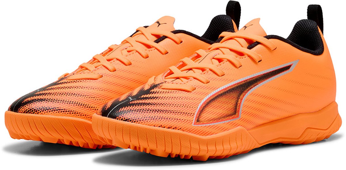Puma Ultra 6 voetbalschoenen voor kinderen in oranje, EU 34 1/2, met technisch mesh bovenwerk en rubberen buitenzool.