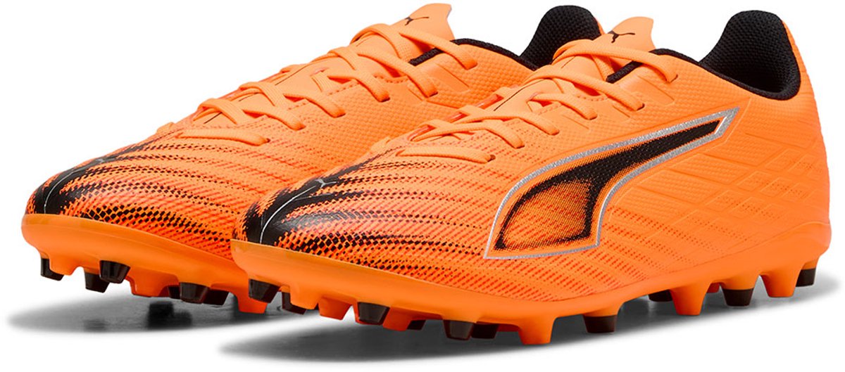 Puma Ultra 6 Play Mg voetbalschoenen in feloranje met zwart, EU 44 1/2, lichtgewicht mesh bovenwerk en stabiliserend frame.