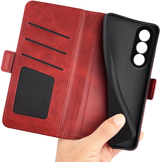 Hand toont zwarte TPU-hoes die uit een rode wallet book case wordt gehaald.