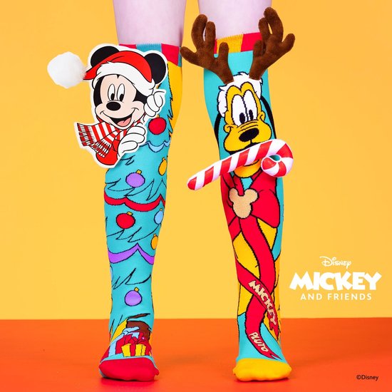 Twee hoge Disney kerst sokken. De linker sok heeft een kerstboomprint met Mickey Mouse. De rechter sok heeft Pluto en een kerstkrans.