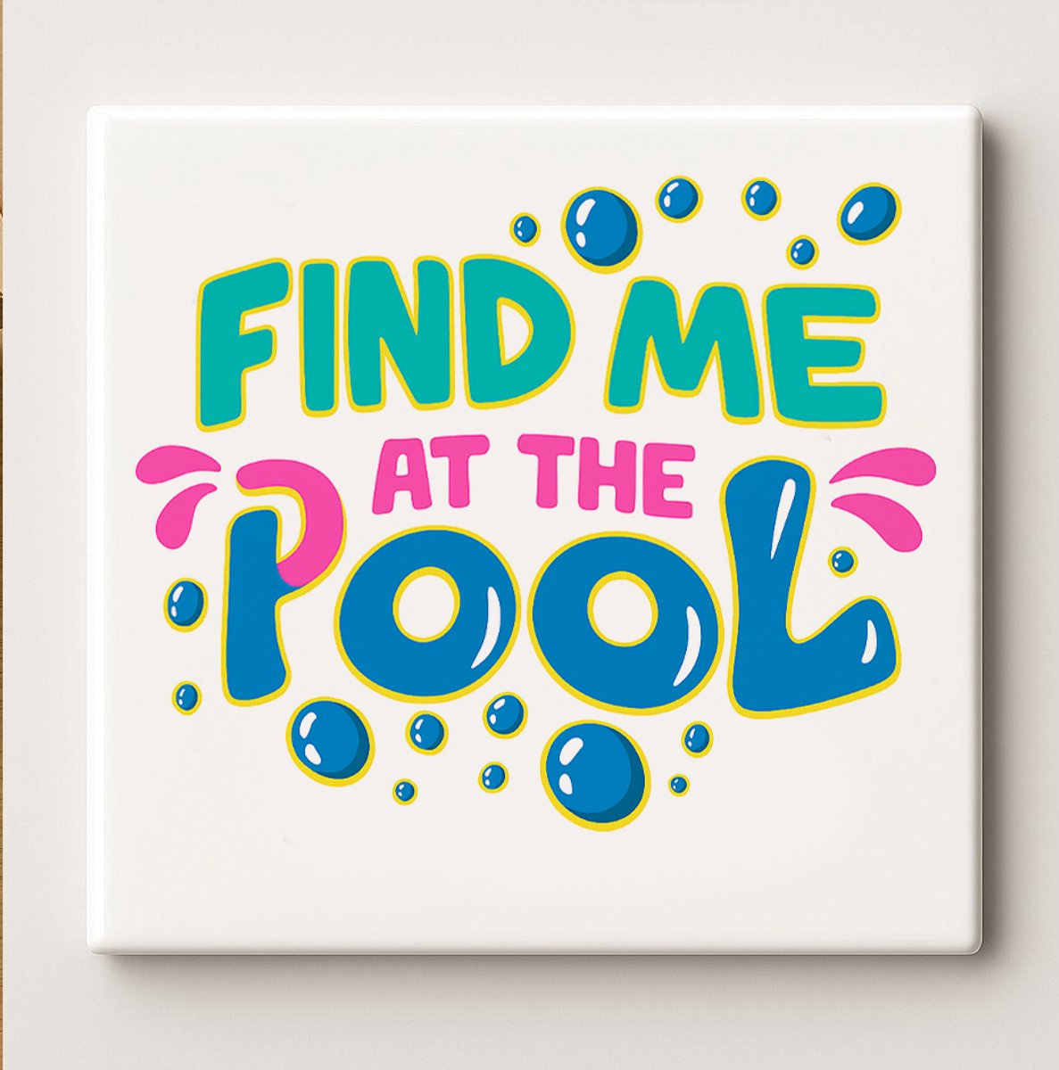 Grappig Tegeltje “Find Me at the Pool” – Vrolijk Blauw-Roze Keramisch Wandtegel 15x15cm – Zomers Zwembad Decoratie Cadeau Idee