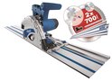 Invalzaag met blauwe en zilverkleurige behuizing, op zilverkleurige geleiderail. Inzet toont twee 700mm zaagbladen.