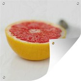 Tuindoek Gehalveerde grapefruit met een lepel - 100x100 cm
