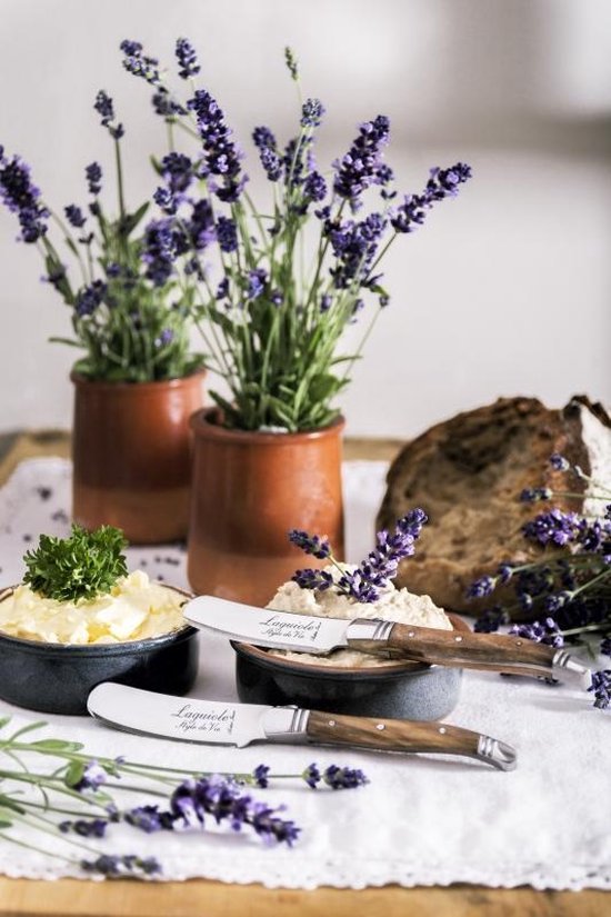 Twee Laguiole botermessen bij dips en lavendel.
