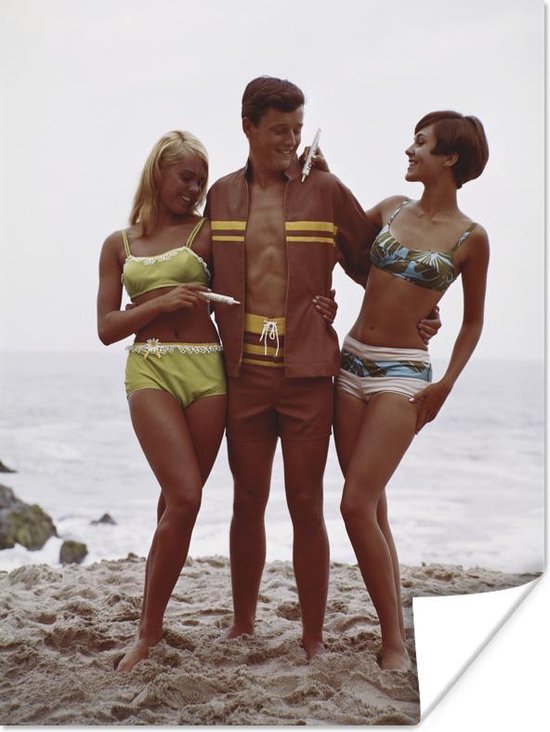 Poster Man met twee vrouwen op het strand - 90x120 cm | bol.com