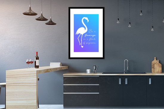 Citation 'Soyez un flamant rose dans un troupeau de pigeons' avec un flamant rose sur fond bleu 60x90 cm