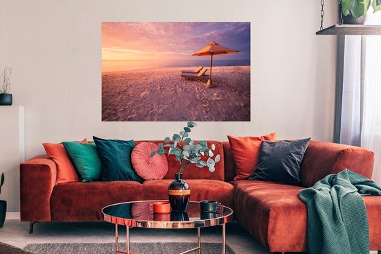 Coucher de soleil sur deux transats sur la plage Poster papier 120x80 cm - Tirage photo sur Poster (décoration murale salon / chambre) / Mer et plage