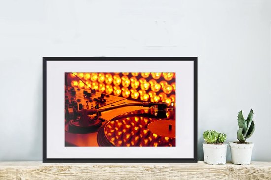 Image dans le cadre - Table tournante et table de mixage pour cadre photo lumières orange 60x40 cm - Affiche dans cadre (Décoration murale salon / chambre)