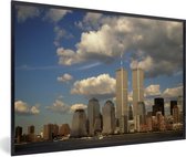 Fotolijst incl. Poster - Wolken omringen het World trade center in New York - 90x60 cm - Posterlijst