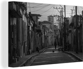 Canvas Schilderij Straat met weinig personen in Cuba - zwart-wit - 30x20 cm - Wanddecoratie