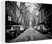 Canvas schilderij 140x90 cm - Wanddecoratie Geparkeerde auto's in New York - zwart-wit - Muurdecoratie woonkamer - Slaapkamer decoratie - Kamer accessoires - Schilderijen