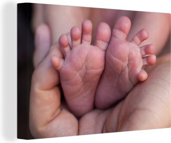 Canvas schilderij 150x100 cm - Wanddecoratie Close-up van de voeten van een pasgeboren baby - Muurdecoratie woonkamer - Slaapkamer decoratie - Kamer accessoires - Schilderijen