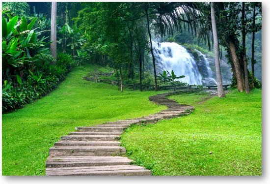 Houten Pad naar de Waterval in de Natuur, Thailand - 90x60 Canvas Liggend - Landschap - Natuur