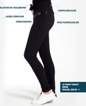 Zwarte slim fit broek met elastische tailleband, losse ceintuur, steekzakken en fake paspelzakjes.