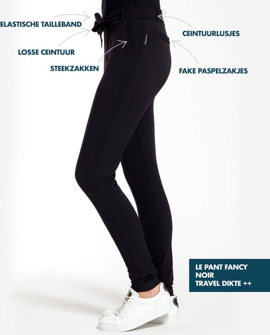 Zwarte slim fit broek met elastische tailleband, losse ceintuur, steekzakken en fake paspelzakjes.