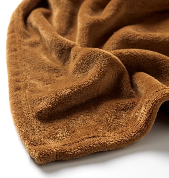 Detail van de zachte, bruine fleece stof van een deken.