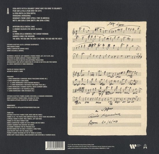 Un gros plan d'une partition musicale avec des notes manuscrites et une seule ligne de texte imprimé.