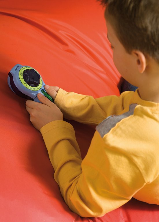 Jongen in geel shirt houdt een blauwe DYMO Junior lettertang vast en draait aan de knop.