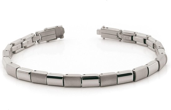 Zilverkleurige Boccia Titanium armband met rechthoekige schakels. De schakels wisselen af ​​tussen mat en glanzend.