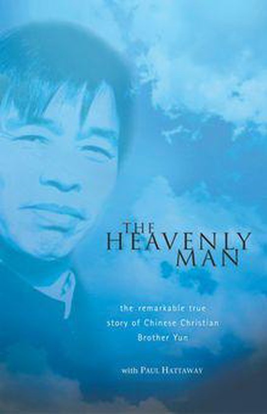 Boekomslag van The Heavenly Man, met de tekst 'the remarkable true story of Chinese Christian Brother Yun'. Deel van een gezicht en een blauwe lucht met wolken.