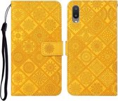 Voor Samsung Galaxy A02 etnische stijl reliëf patroon horizontale flip lederen tas met houder & kaartsleuven & portemonnee & lanyard (geel)