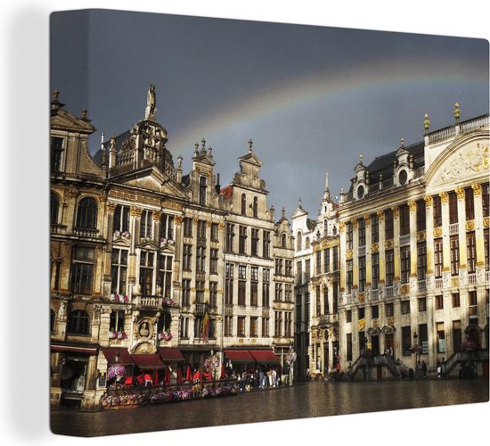 Canvas schilderij 160x120 cm - Wanddecoratie Een bijzondere foto van een regenboog boven de Grote Markt van Brussel - Muurdecoratie woonkamer - Slaapkamer decoratie - Kamer accessoires - Schilderijen
