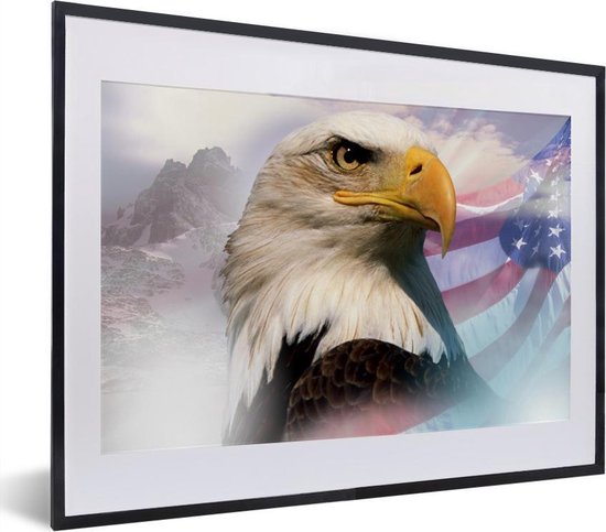 Fotolijst incl. Poster - Een Amerikaanse zeearend met een Amerikaanse vlag en bergen - 40x30 cm - Posterlijst