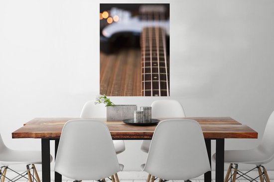 Une guitare basse gît sur le sol Poster 60x80 cm - Tirage photo sur Poster (décoration murale salon / chambre)