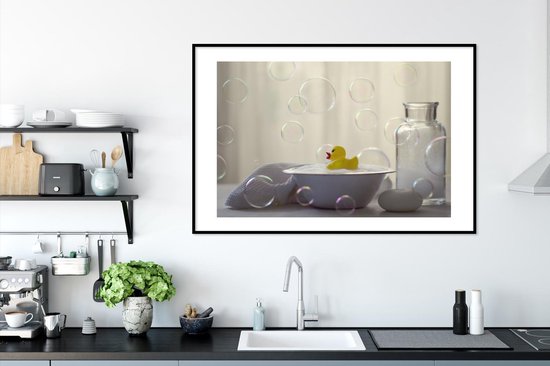 Canard de Bain dans un plat avec cadre photo à l'eau savonneuse noir avec passe-partout blanc 80x120
