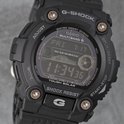 Zwart G-Shock horloge met digitale display en rode markeringen op de band.