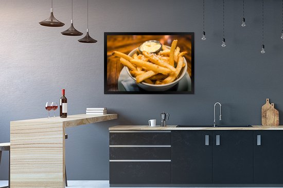 Fotolijst incl. Poster - Close-up van patat met kaas en mayonnaise - 90x60 cm - Posterlijst