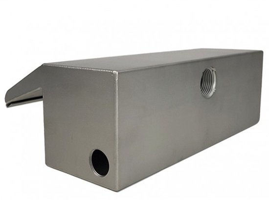 Zilverkleurige, rechthoekige metalen behuizing met uitsteeksels en twee gaten.