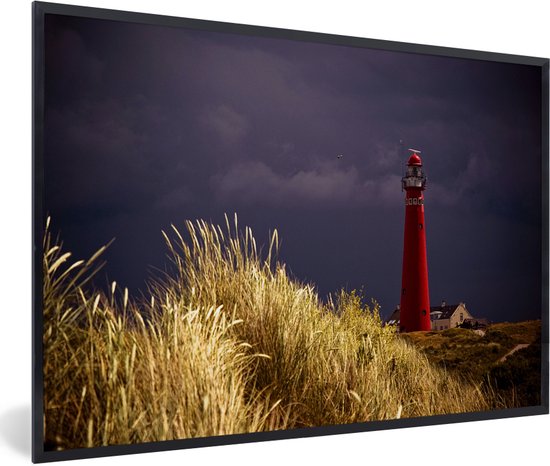 Fotolijst incl. Poster - Een rode vuurtoren met een paarse hemel bij het eiland Schiermonnikoog - 60x40 cm - Posterlijst