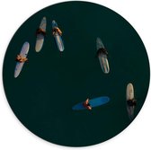 Dibond Wandcirkel - Surfers bij Elkaar in het Water - 70x70cm Foto op Aluminium Wandcirkel (met ophangsysteem)