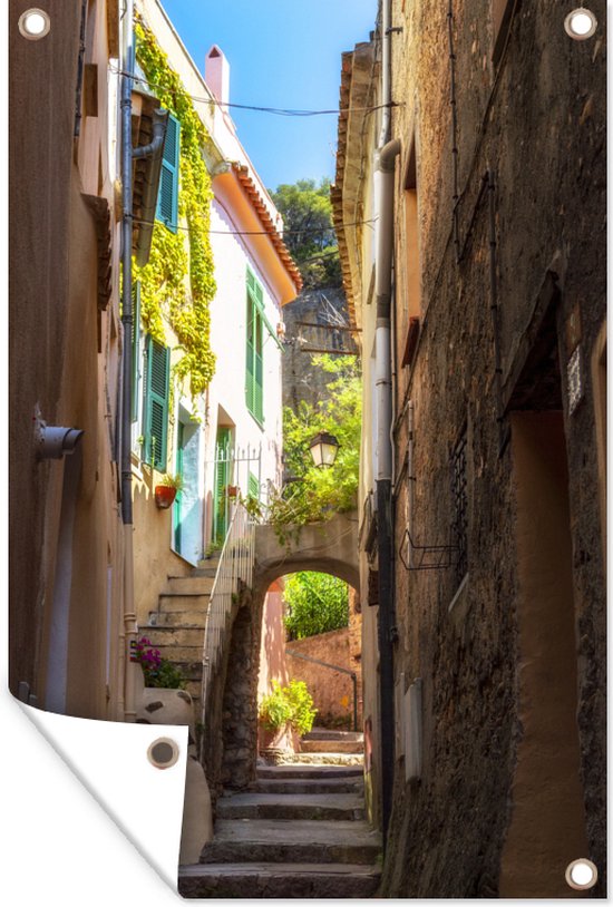 Straat tussen huizen in Provence