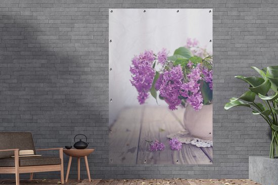 Muurdecoratie Vaas met een paarse sering op tafel - 120x180 cm - Tuinposter - Tuindoek - Buitenposter