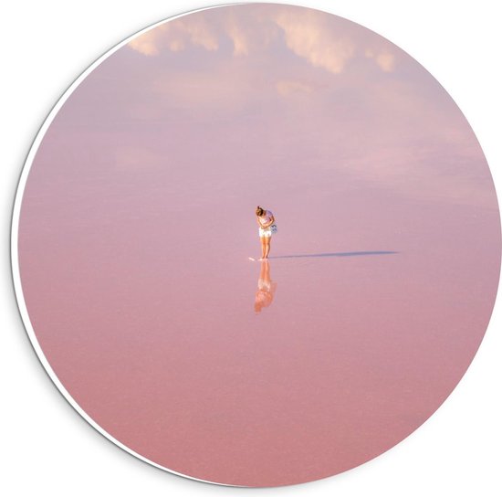 Forex Wandcirkel - Vrouw in Grote Roze Zee - Foto op Wandcirkel (met ophangsysteem)