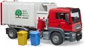 Rode vuilniswagen met witte laadbak, voorzien van de tekst 'REUSE REDUCE RECYCLE' en twee miniatuur afvalbakken, geel en blauw.